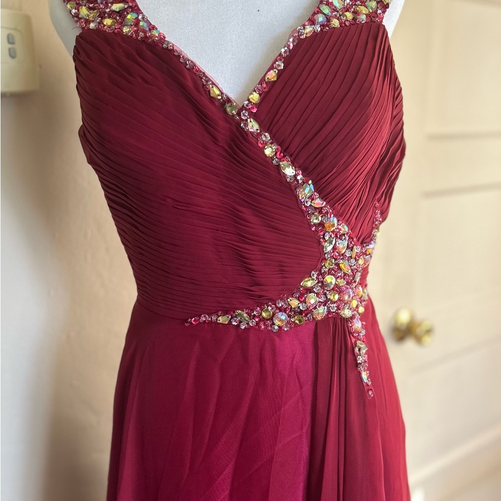 Elegant Red Sleeveless Dress - Picture 4 of 13